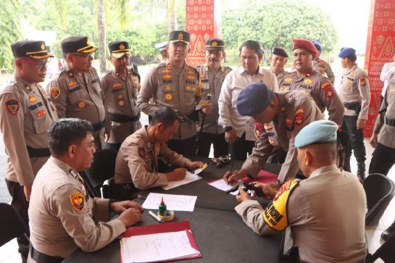 Cegah Penyalahgunaan, AKBP Ruri Cek Senjata Api Dinas Personel Polres Banyuasin - JPNN.COM