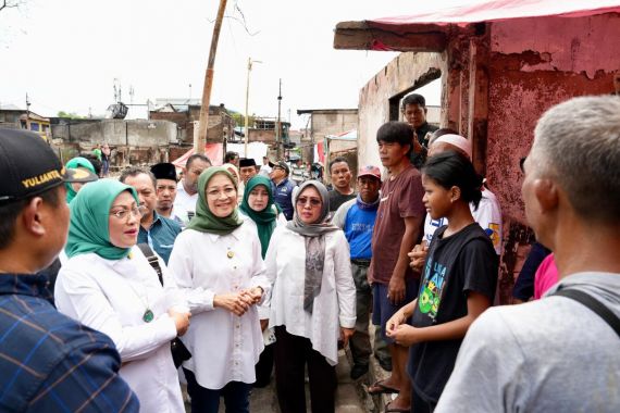 Rustini Muhaimin Membantu Korban Kebakaran Kemayoran - JPNN.COM