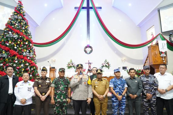 Pastikan Keamanan Natal, Irjen Iqbal Kunjungi Sejumlah di Gereja di Pekanbaru - JPNN.COM