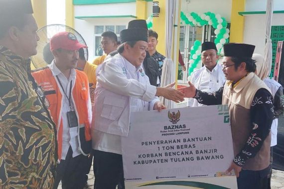 Korban Banjir Rob di Tulang Bawang Terima Bantuan 1 Ton Beras - JPNN.COM