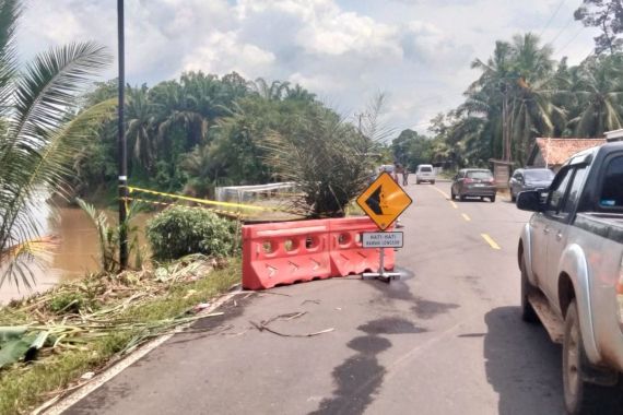 Hati-Hati, Akses Jalan Nasional Sekayu-Lubuk Linggau Longsor - JPNN.COM