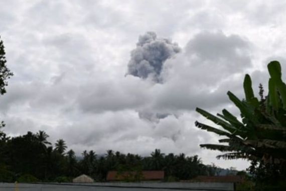 Gunung Ibu Kembali Erupsi, Semburkan Abu Vulkanik Setinggi 1.500 Meter - JPNN.COM