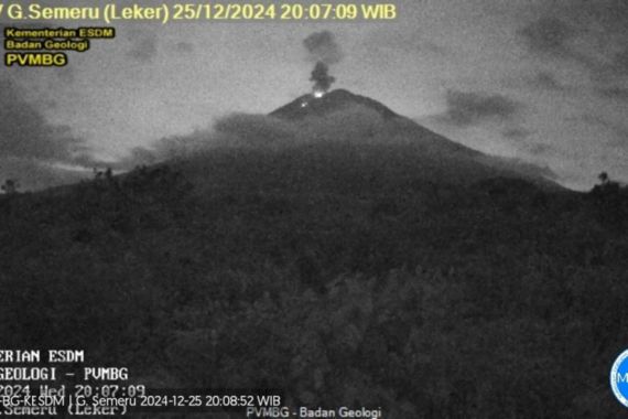 Gunung Semeru Kembali Erupsi, Masyarakat Diminta Waspada Lontaran Batu Pijar - JPNN.COM