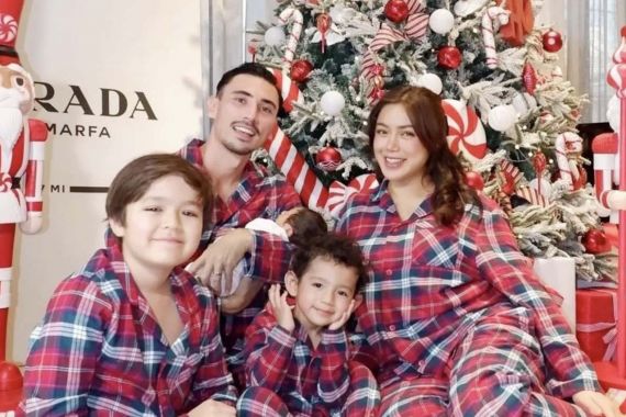 Jessica Iskandar Bahagia Rayakan Natal Bersama Anggota Keluarga Baru - JPNN.COM