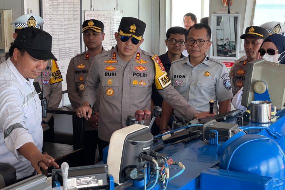 Pastikan Keselamatan Penumpang, Kapolres Banyuasin Lakukan Monitoring di Pelabuhan - JPNN.COM