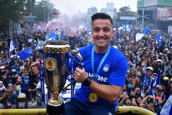 Cara Sederhana Pelatih Persib Menikmati Momen Natal - JPNN.COM