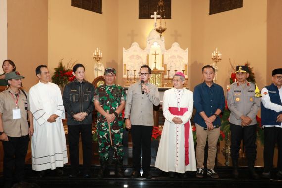 Tinjau Sejumlah Gereja di Bandung, Wamendagri Bima Arya Pastikan Natal Berjalan Lancar - JPNN.COM