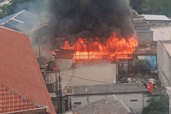 Kebakaran di Klender, 13 Rumah Kontrakan Hangus Terbakar - JPNN.COM