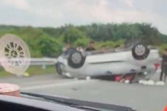 Kecelakaan Toyota Avanza di Tol Pekanbaru-Dumai, Mobil Terbalik - JPNN.COM