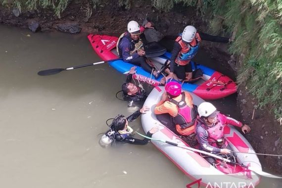 Hanyut di Sungai Ciliwung Bogor, Anak 13 Tahun Ditemukan Meninggal - JPNN.COM