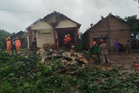 2 Desa di Jepara Dilanda Puting Beliung, 21 Rumah Rusak - JPNN.COM