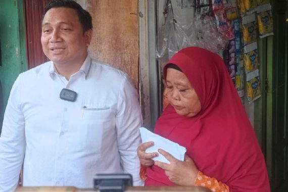 Terima Donasi Puluhan Juta dari Gus Miftah, Istri Pertama Pak Tarno Menangis Histeris - JPNN.COM