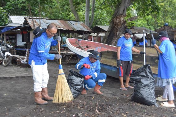 Rekind Gelar Aksi Bersih-Bersih Pantai Gili Lampu, Wujud Nyata Peduli Lingkungan - JPNN.COM