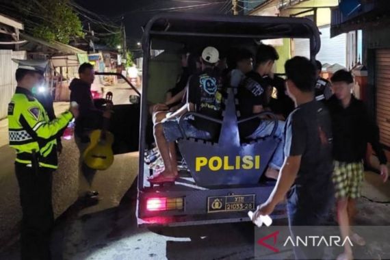 Lagi Pesta Minuman Keras, 13 Remaja Digerebek Polisi - JPNN.COM