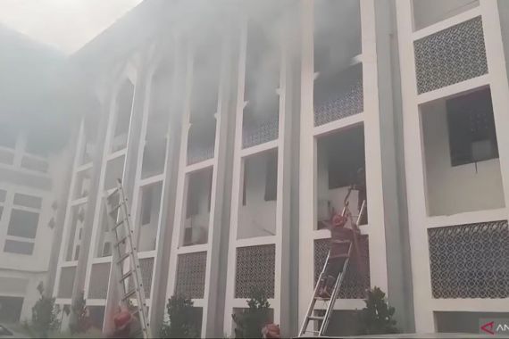 Kantor Rektor UIN Jakarta Terbakar, 10 Unit Damkar Dikerahkan - JPNN.COM