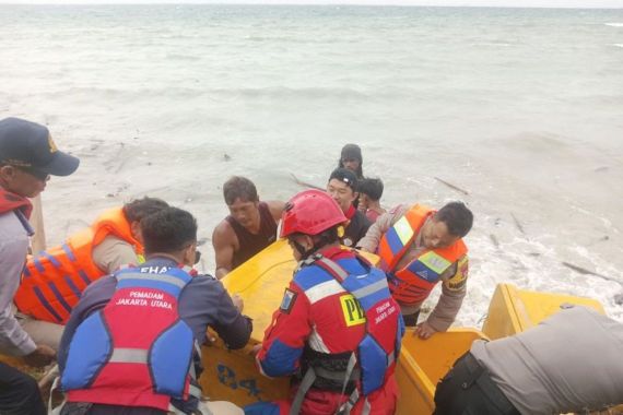 Tim Gabungan Evakuasi Korban KM Putri Sumber yang Karam di Pulau Lancang - JPNN.COM