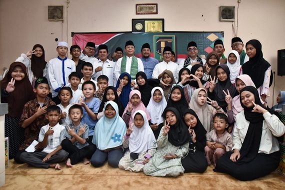 Malam Tahun Baru, Mardiono Kumpul Bersama Anak Yatim Piatu di Tangerang - JPNN.COM