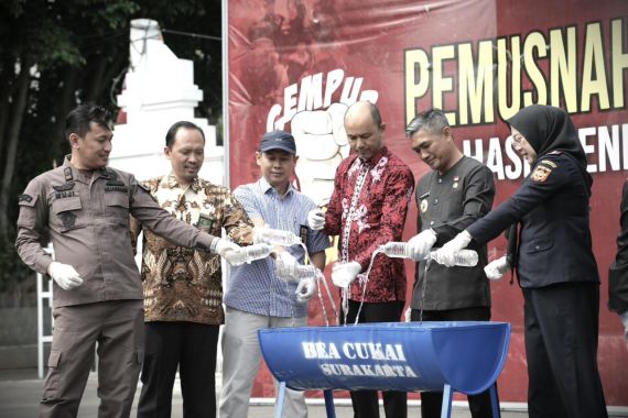 Bea Cukai Surakarta dan Pemkab Karanganyar Musnahkan Rokok Ilegal Sebanyak Ini - JPNN.COM