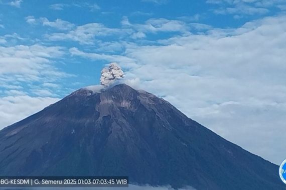 Gunung Semeru Erupsi Lagi, Tinggi Kolom Letusan 700 Meter - JPNN.COM