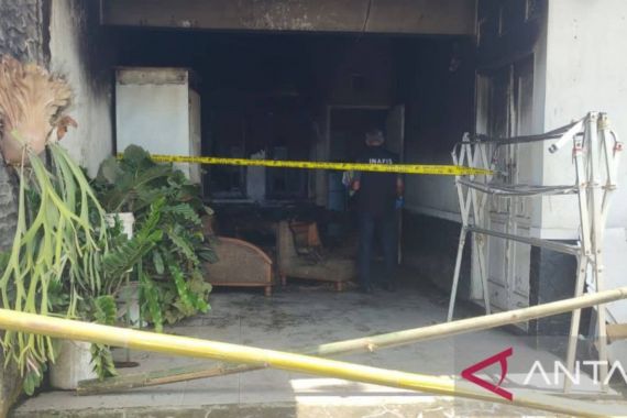 Cinta Diputus, Pria Ini Nekat Bakar Rumah Mantan Kekasih - JPNN.COM