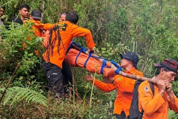 Jasad Korban Pendaki yang Meninggal di Puncak Gunung Dempo Berhasil Dievakuasi - JPNN.COM