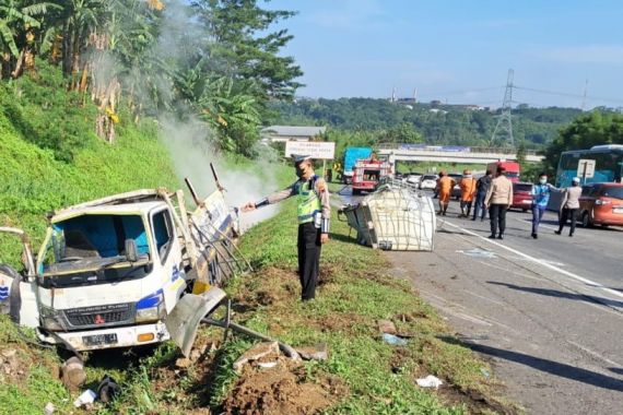 Bus Gunung Harta Tabrak Truk Muatan Bahan Kimia di Tol Semarang-Solo - JPNN.COM