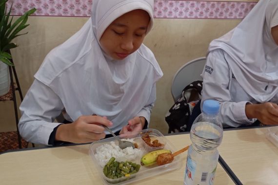 Dapat Cuan, Siswi SMP Palembang Dukung Makan Bergizi Gratis - JPNN.COM