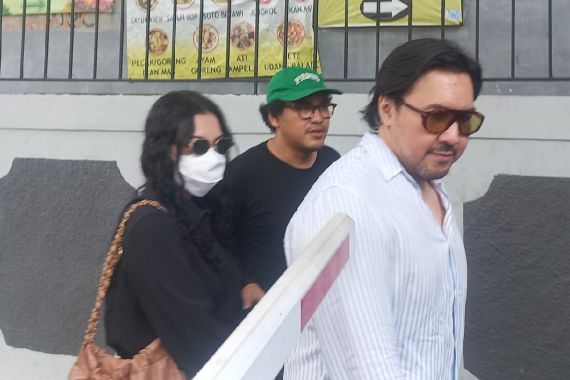 David Bayu Dampingi Audrey Davis di Sidang Kasus Dugaan Video Syur - JPNN.COM