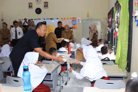 Hari Ini, 5 Sekolah di Palembang Dapat Makan Bergizi Gratis - JPNN.COM