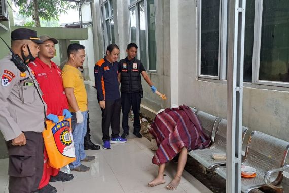 Pria di Palembang Meninggal dalam Posisi Duduk di Samping Puskesmas Padang - JPNN.COM