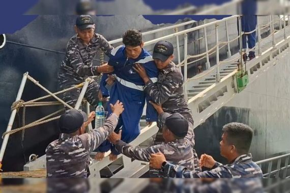 TNI AL Guspurla Koarmada I Evakuasi Korban Laka Laut di Timur Laut Karimun Besar - JPNN.COM