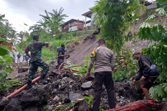 3 Rumah Rusak Tergerus Tanah Longsor di Lombok Timur - JPNN.COM