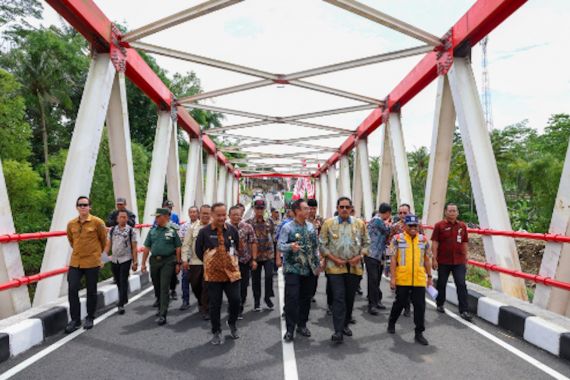 Penjabat Gubernur Jateng Resmikan Jembatan Sucipto Suwigo di Magelang, Masyarakat Antusias - JPNN.COM