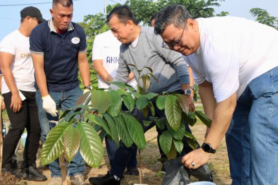 TASPEN Tanam 600 Bibit Pohon di Ruang Terbuka Hijau Kota Jambi - JPNN.COM