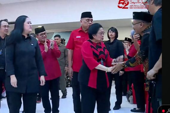 Masuk ke Ruangan Acara HUT PDIP, Megawati Langsung Menyalami Sosok Ini - JPNN.COM