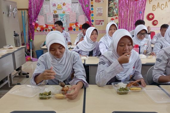 Prabowo Luncurkan Makan Bergizi Gratis, Pedagang Kantin Sekolah Menangis - JPNN.COM