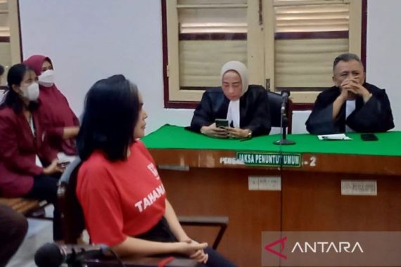 Hakim PN Medan Tolak Eksepsi Ratu Entok Terdakwa Penista Agama - JPNN.COM