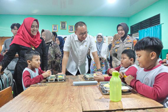 Tinjau Makan Bergizi Gratis di Kota Bogor, Waka MPR Eddy Soeparno Tekankan Hal Ini - JPNN.COM