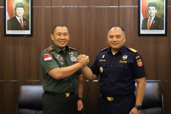 Bea Cukai dan TNI Terus Bersinergi Memperkuat Pengawasan di Jatim dan Kalbar - JPNN.COM