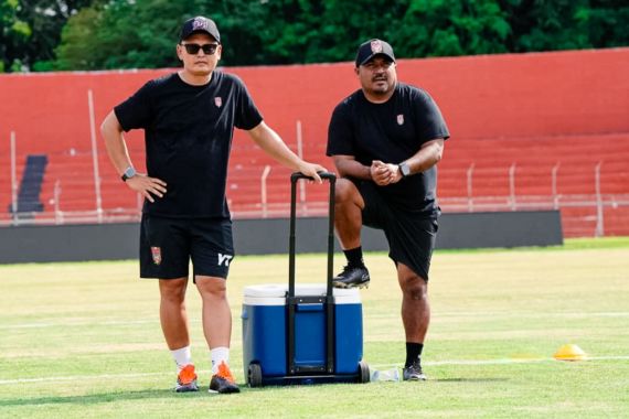 Imran Nahumarury dan Yeyen Tumena Pasti Sedang Bergembira Imran Nahumarury dan Yeyen Tumena Pasti Sedang Bergembira - JPNN.COM
