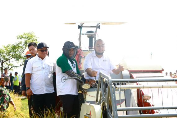 Kolaborasi BULOG-Pupuk Indonesia Saat Panen Raya, Petani Langsung Beli Pupuk Sesuai HET Kolaborasi BULOG-Pupuk Indonesia Saat Panen Raya, Petani Langsung Beli Pupuk Sesuai HET - JPNN.COM