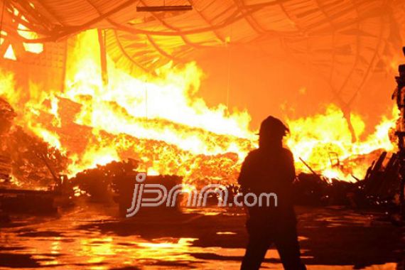 Kebakaran di Pasar Senen, Petugas Kewalahan Memandamkan - JPNN.COM