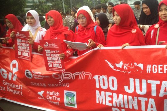 Ibu-Ibu GIN Kawal Sidang Ahok dengan Berzikir - JPNN.COM