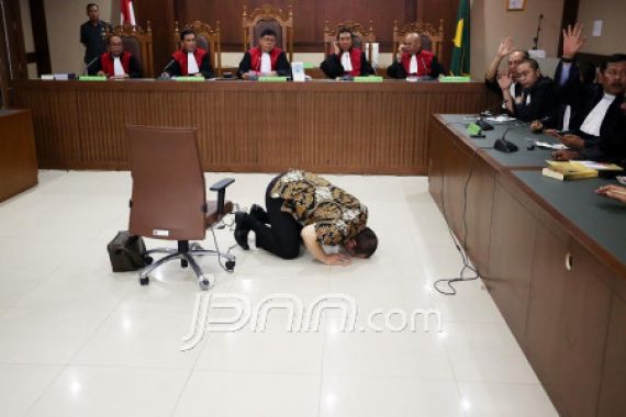 Divonis Bebas, La Nyalla Langsung Sujud di Ruang Sidang - JPNN.COM