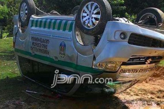 Ambulans Terguling Lantaran Jalan Berlubang - JPNN.COM