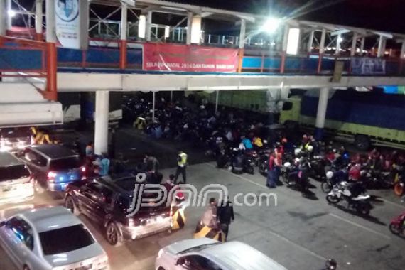 Ribuan Penumpang Padati Pelabuhan Merak - JPNN.COM