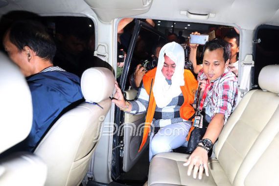 Jadi Tahanan Kasus Rasywah, Bupati Klaten Pilih Pasrah - JPNN.COM