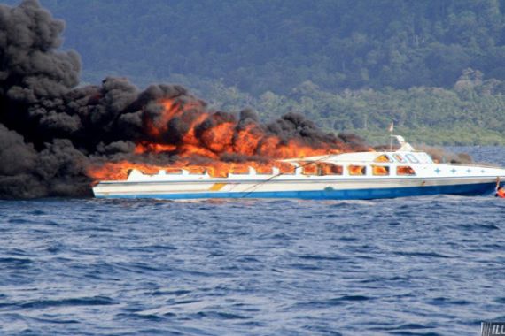 Kapal Roro KM Santika Nusantara Terbakar - JPNN.COM
