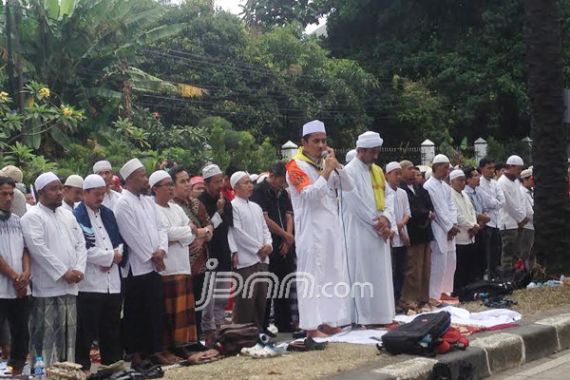 Massa Kontra Ahok Salat Berjemaah di Depan Auditorium - JPNN.COM