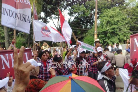 Massa Pendukung dan Kontra Ahok Berangsur Bubarkan Diri - JPNN.COM